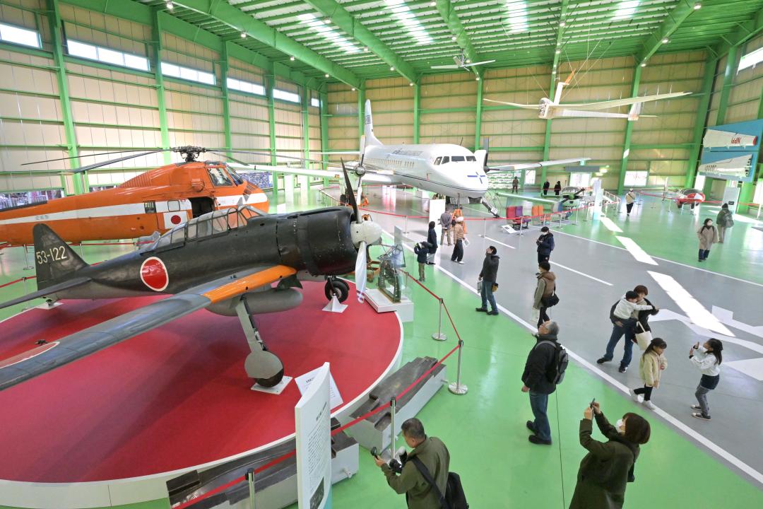 「ユメノバ」がオープンし、多くの来園者でにぎわう航空機の博物館=11日、筑西市徳持
