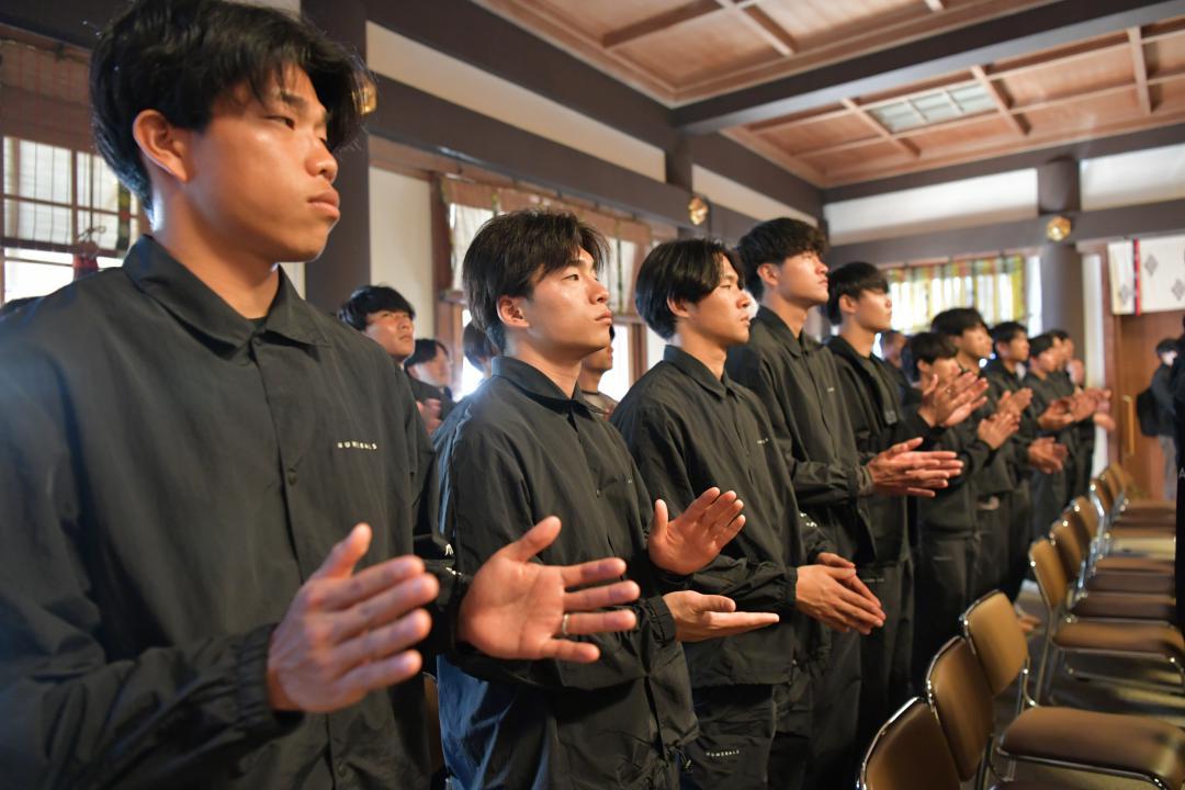 常磐神社で必勝祈願を行ったJ2水戸の選手ら=水戸市常磐町
