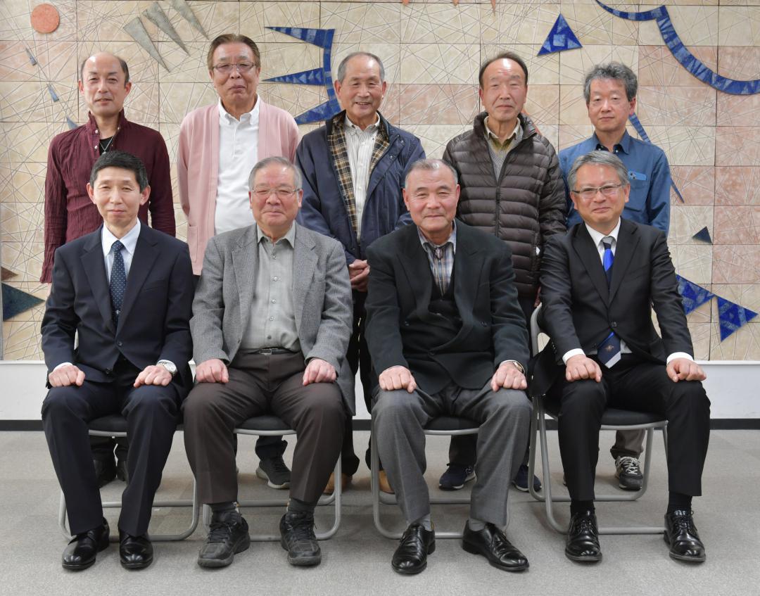 紙上フォトコンテスト年間賞の受賞者たち=茨城新聞社
