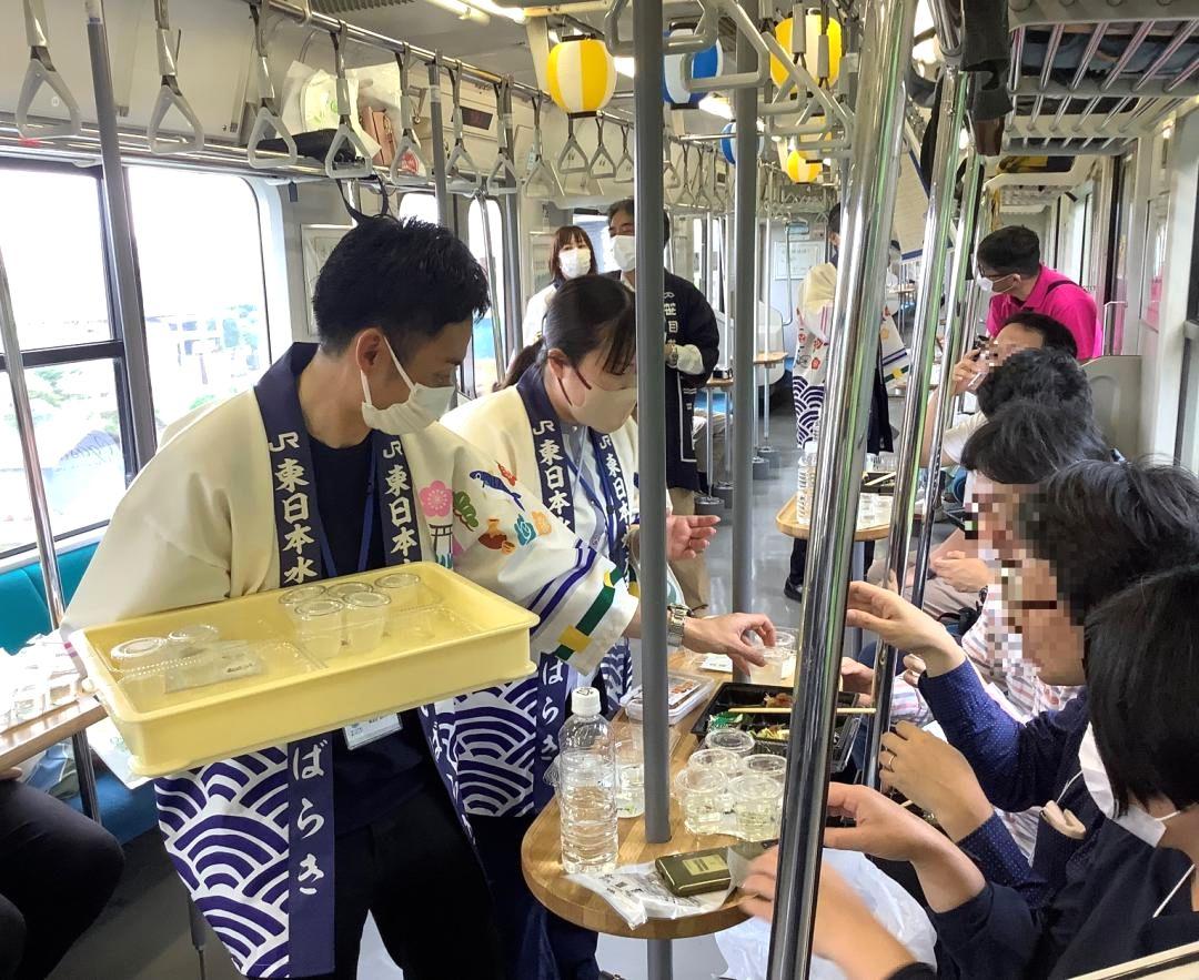 JR水戸支社が運行している地酒列車の車内の様子(同支社提供)
