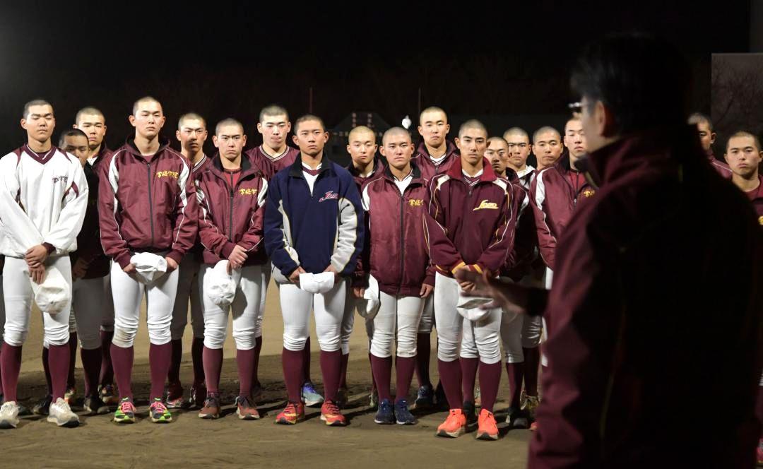 ベンチ入りメンバーを発表する常総学院の島田直也監督(右)と選手たち=同校野球場
