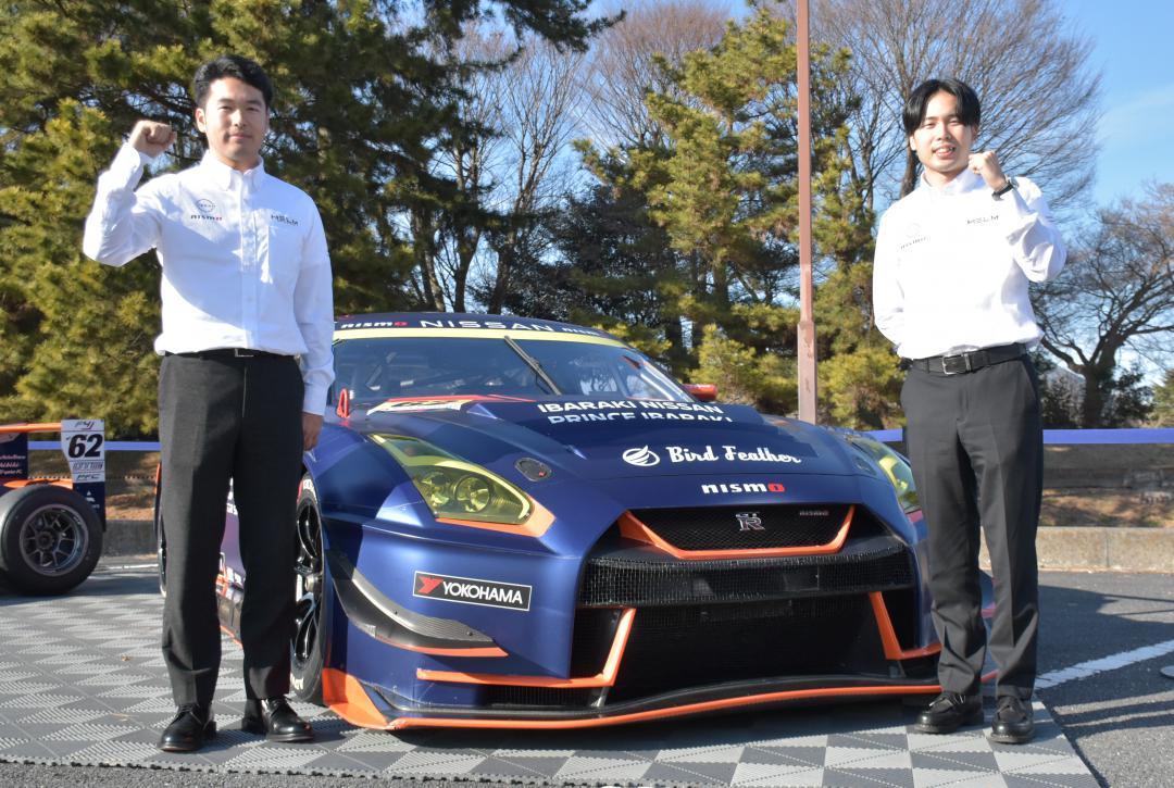 今季から国内最高峰の自動車レース、スーパーGTに参戦する平木湧也さん(右)と玲次さん兄弟=ひたちなか市佐和
