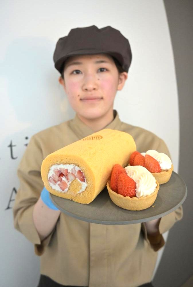 洋菓子店「たま蘭」のロールケーキとタルト=阿見町西郷
