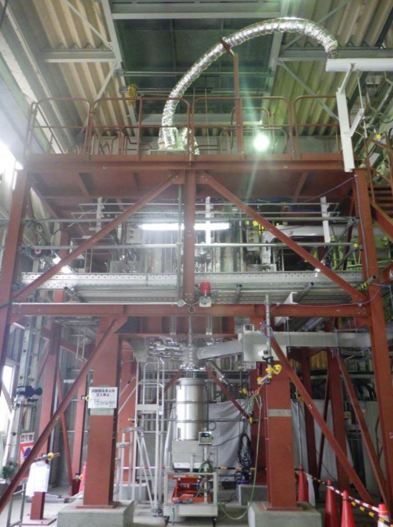 作動試験中の新たな溶融炉。ガラス固化作業の再開は2026年4～6月ごろの予定(日本原子力研究開発機構提供)
