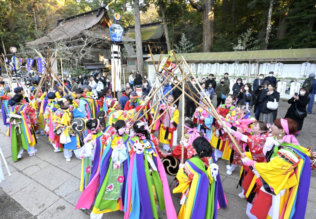 威勢良く樫棒を組み鳴らす囃人たち=9日午後、鹿嶋市宮中の鹿島神宮