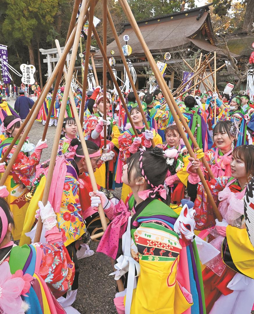 色鮮やかな衣装で樫棒を組み鳴らす囃人たち=9日午後、鹿嶋市宮中の鹿島神宮