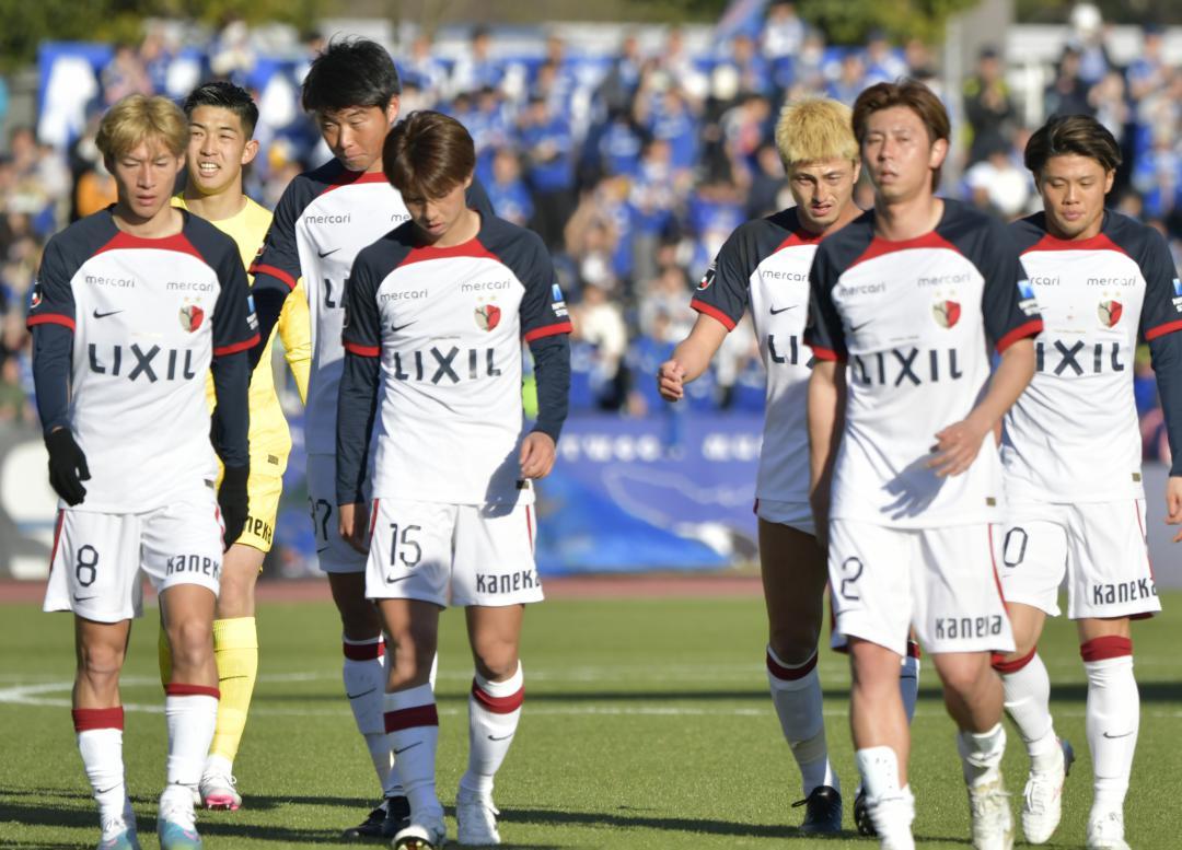 町田-鹿島　試合を終え、今季初の黒星に肩を落とす鹿島の選手=町田GIONスタジアム