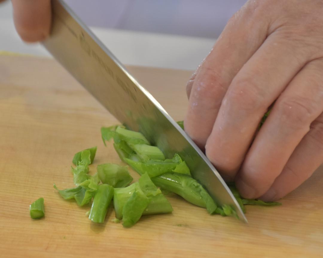 菜の花の茎を斜めに切る
