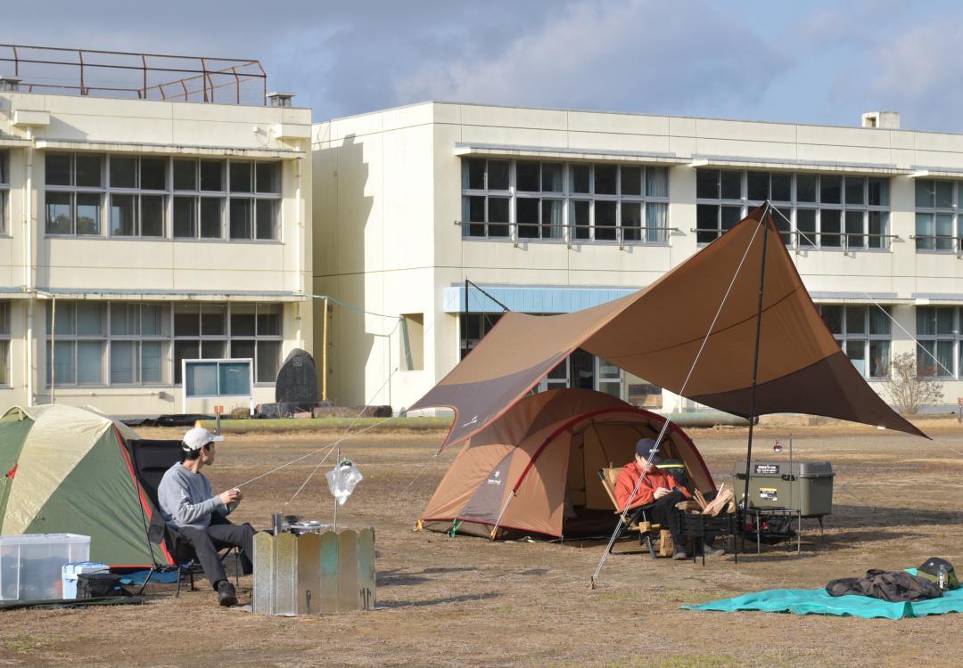 旧佐賀小の校庭にテントを建ててキャンプを楽しめる=かすみがうら市坂
