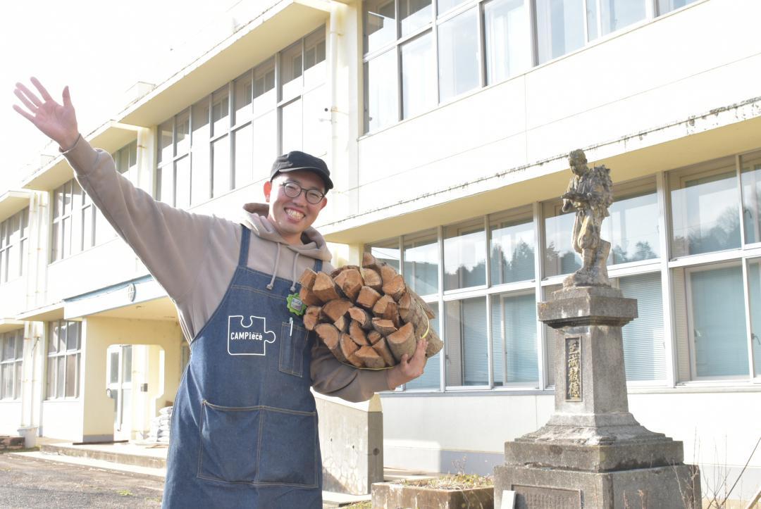 笑顔の古峰篤校長。管理棟は廃校を利用=かすみがうら市坂
