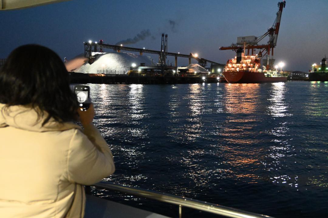 船上から工場夜景などを楽しんだ=16日、鹿島港内
