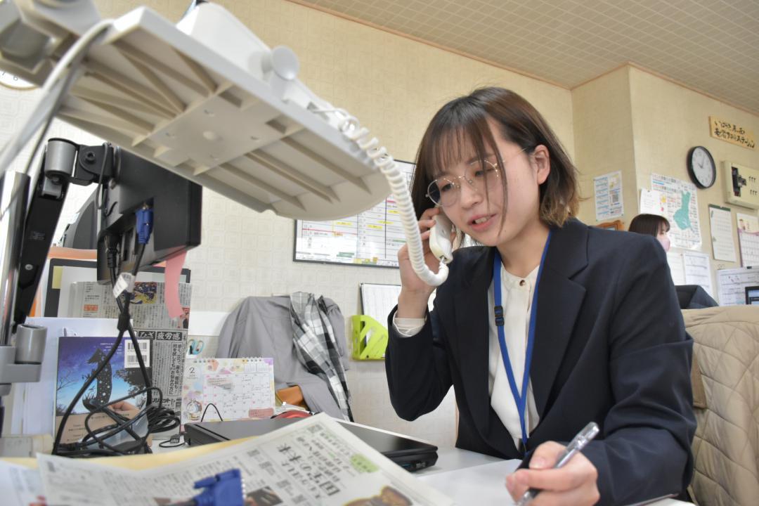 子どもたちの電話相談を受ける平田美鈴さん=筑西市西方
