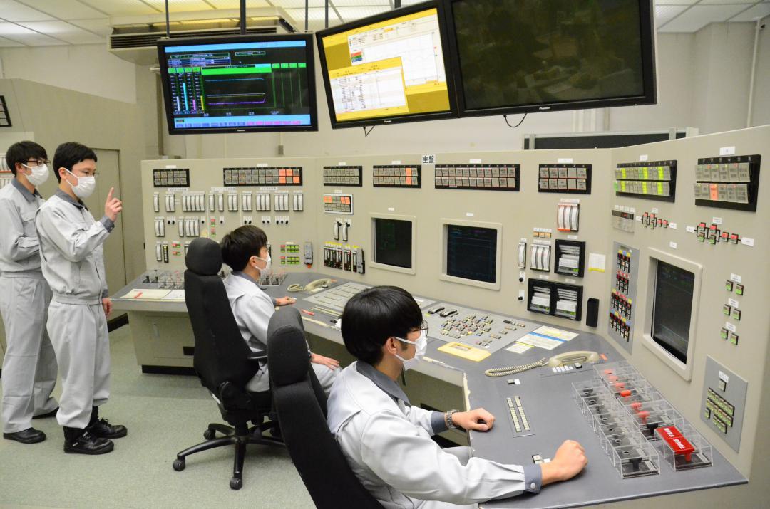 安全性の実証試験が行われたHTTRの制御室。職員が試験の手順を確認し、原子炉の出力を見守った=27日午後5時、大洗町成田町(代表撮影)
