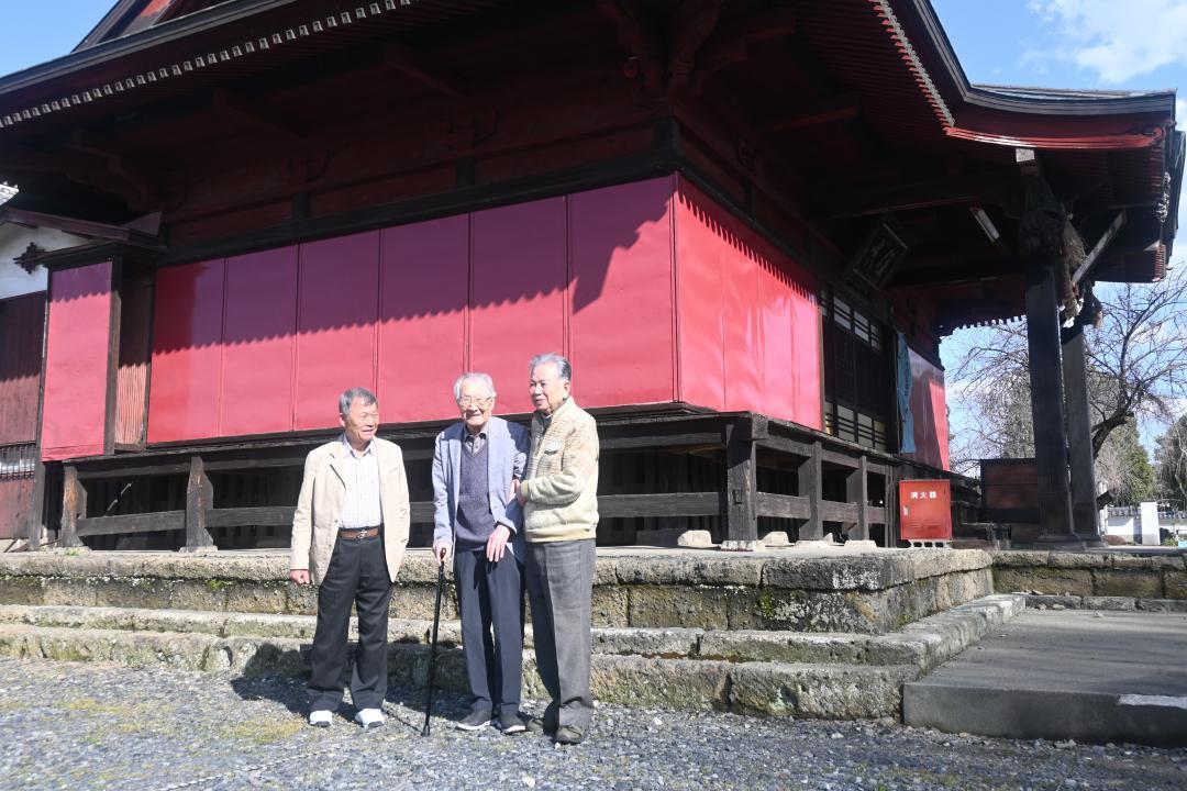 「結城ブレーブス」の練習場所だった住吉神社に集まった野沢稔さん、清水晃さん、石嶋智雄さん(右から)=結城市結城
