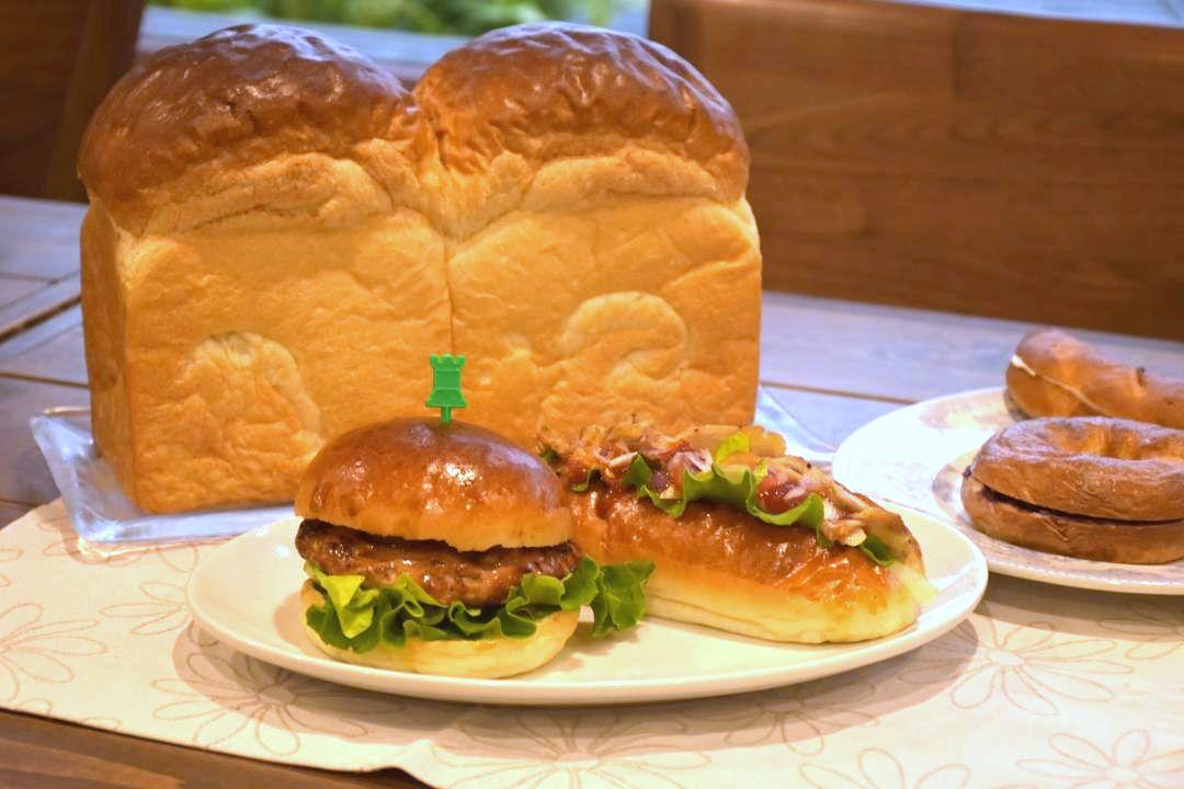 フレグリハンバーガー(手前左)、チキンサルサのコッペ(同右)、イギリスパン（奥）