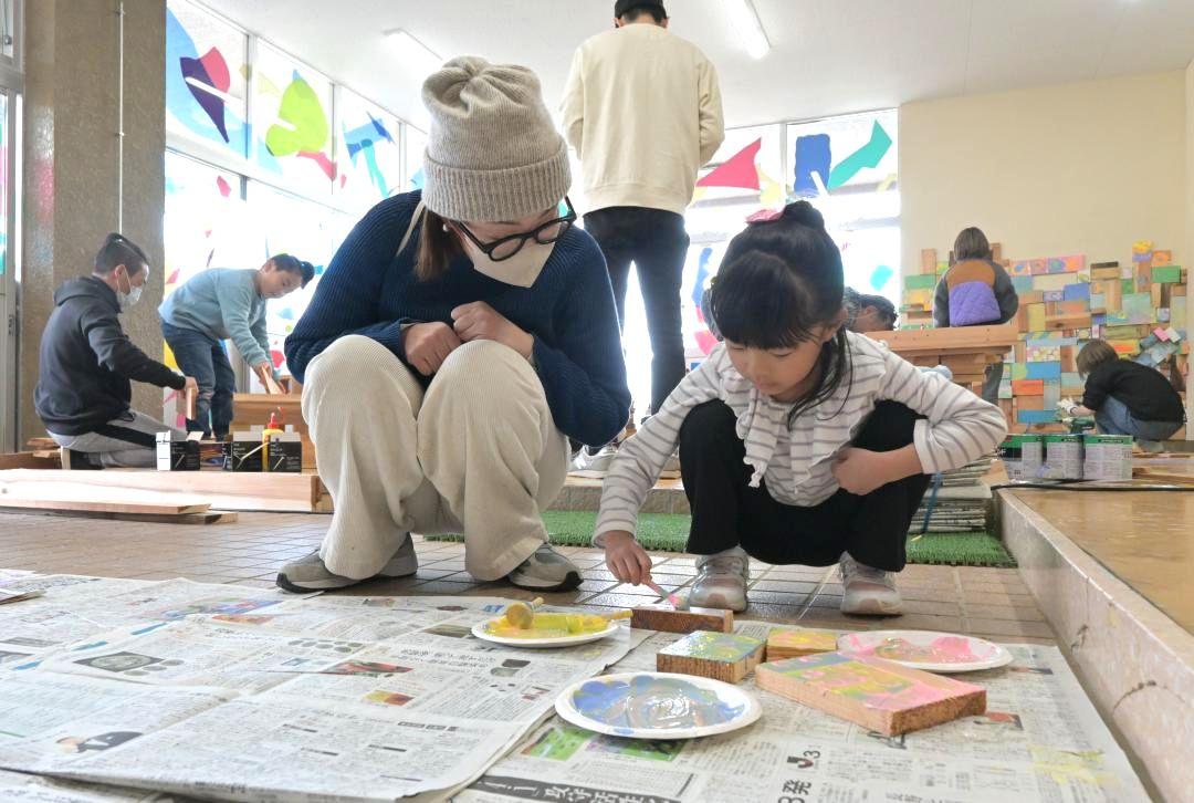 木材に絵の具で色を付け旧校舎を彩ったワークショップ=北茨城市関本町富士ケ丘
