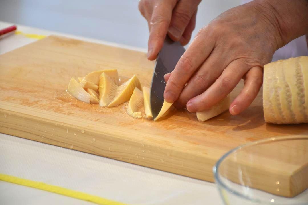 タケノコを太めの棒状に切る
