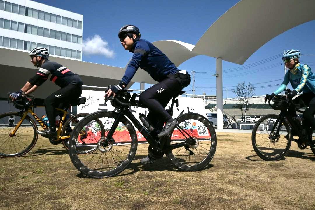 サイクルイベントで日立市役所前広場を出発する参加者=3月30日、日立市助川町
