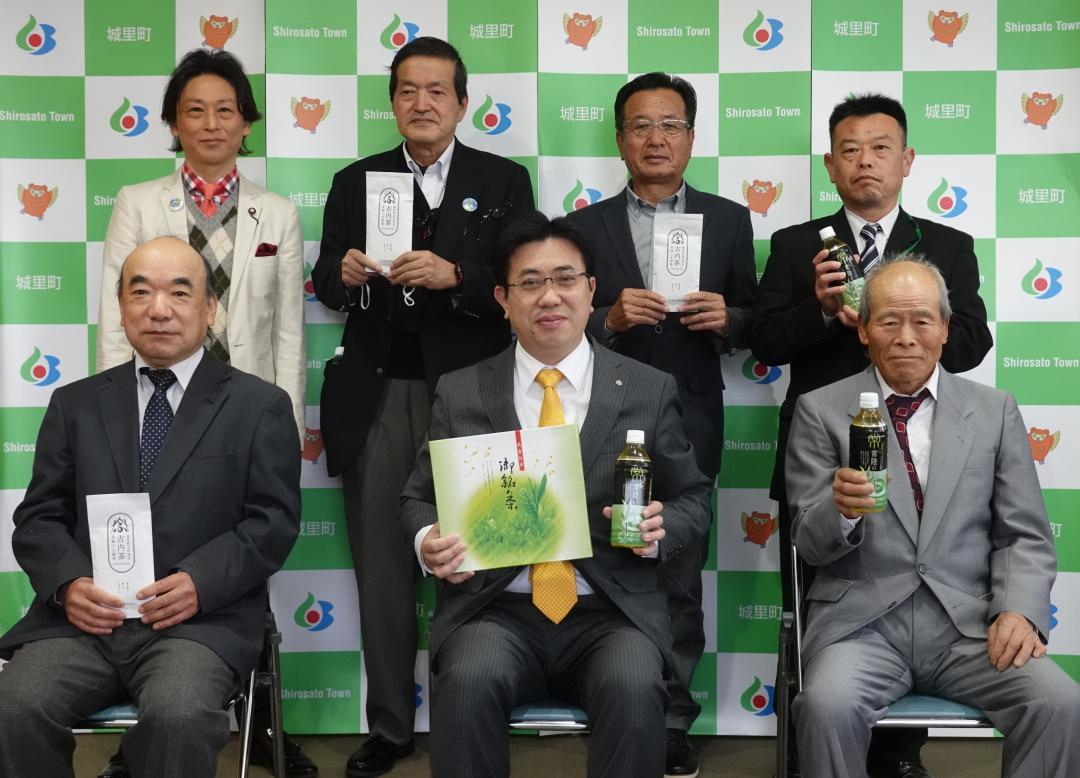 城里町産茶の振興に向けて連携する同町の上遠野修町長(前列中央)と生産者、JA常陸の関係者=城里町役場
