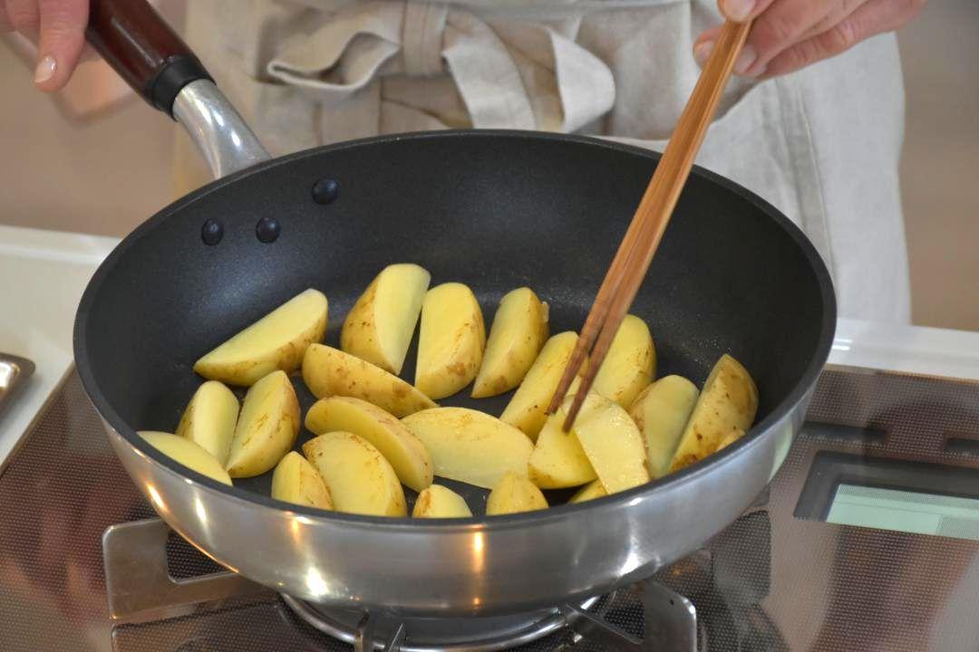 鶏肉から出た油でジャガイモに焼き色を付ける