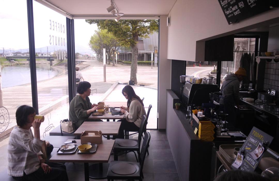 図書館隣にオープンする「CAFE28+」の筑波山を眺望できる店内=筑西市下岡崎
