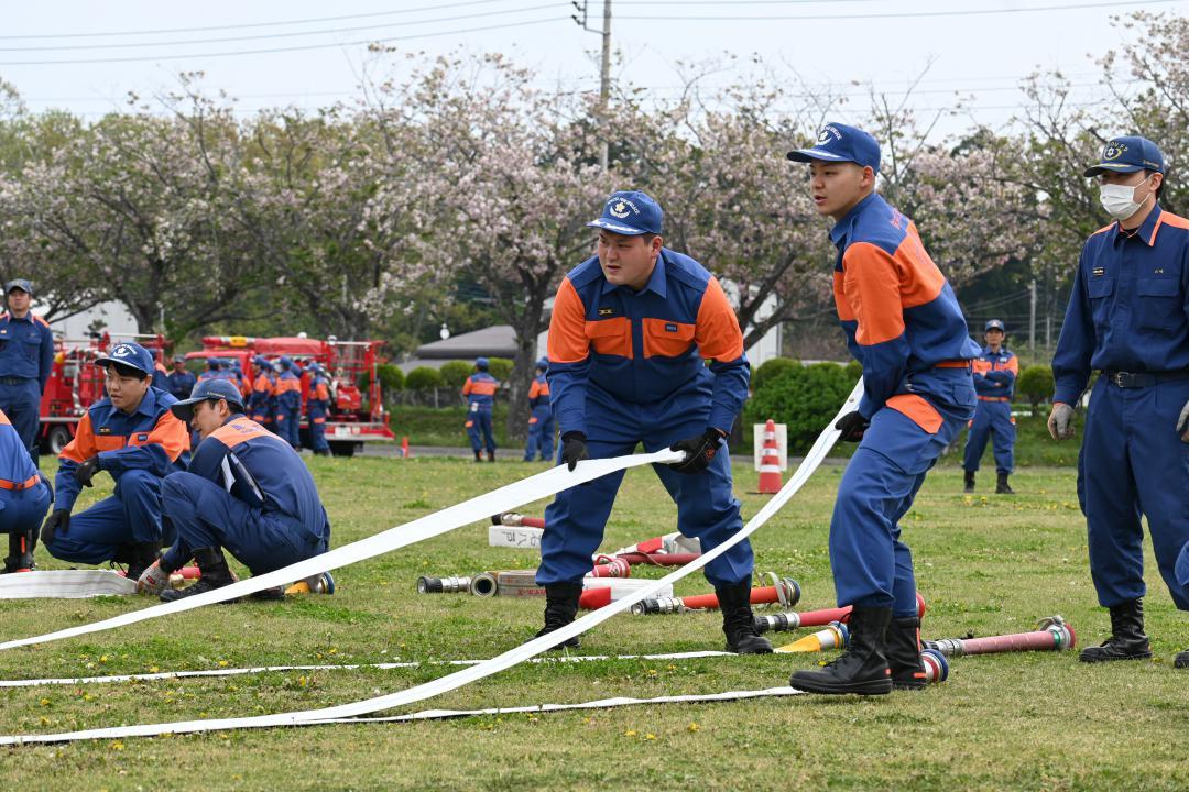 消防用ホースの扱い方を訓練する新入団員ら=鉾田市大蔵
