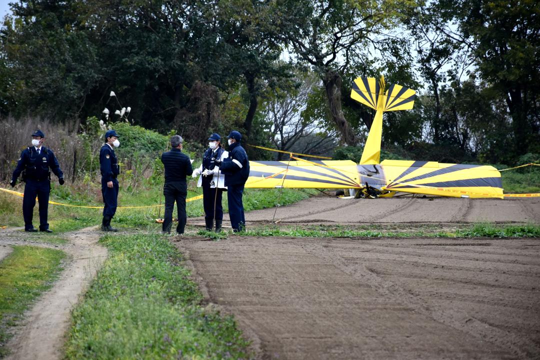坂東市内の畑に墜落した超軽量飛行機=坂東市長谷、2022年11月20日