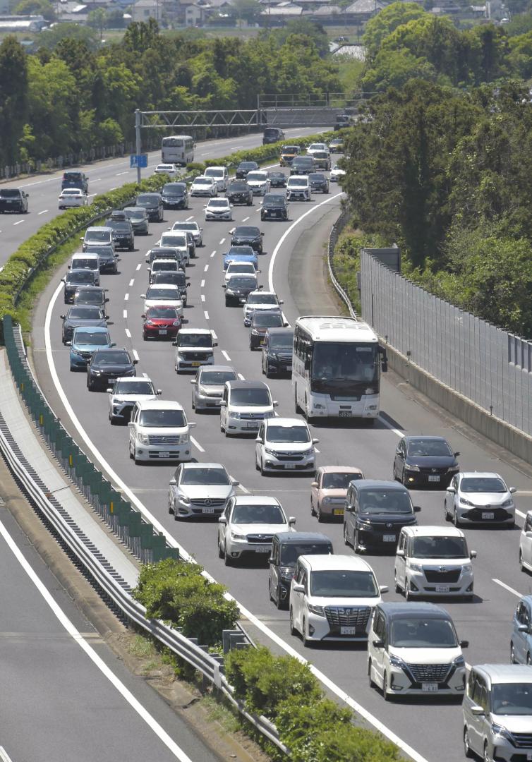 行楽地などへ向かう車で渋滞する常磐道下り車線=2023年5月3日、土浦市下坂田
