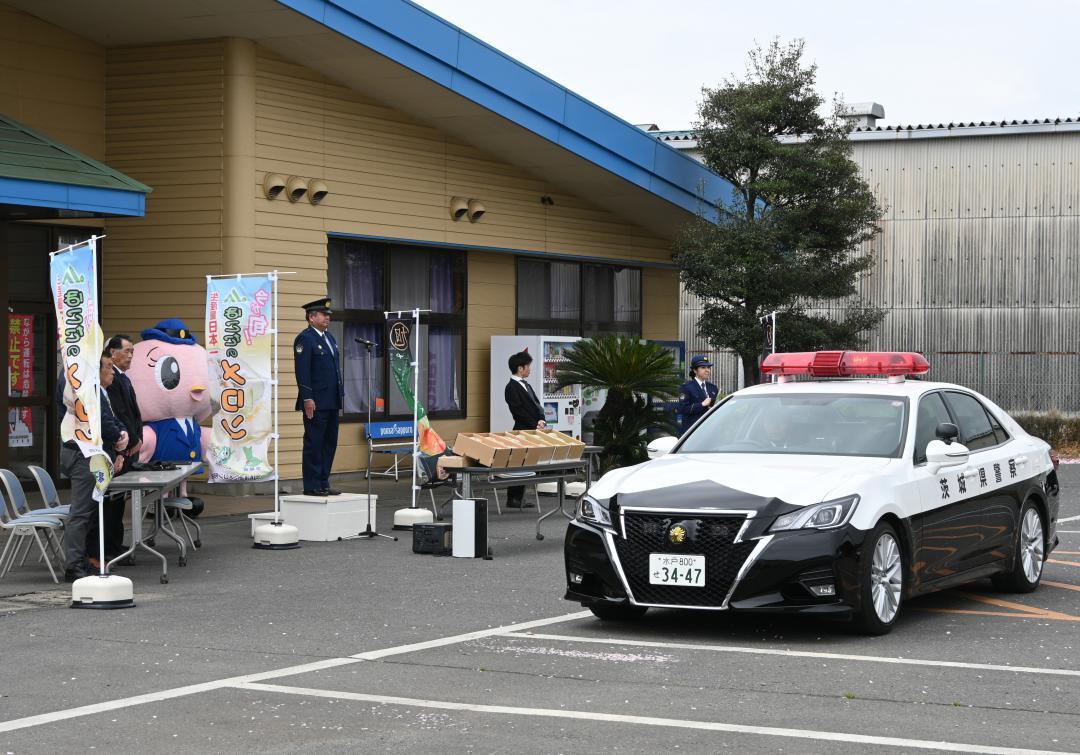 農作物の盗難被害を防ごうとパトロールへ向かう警察車両=鉾田市徳宿
