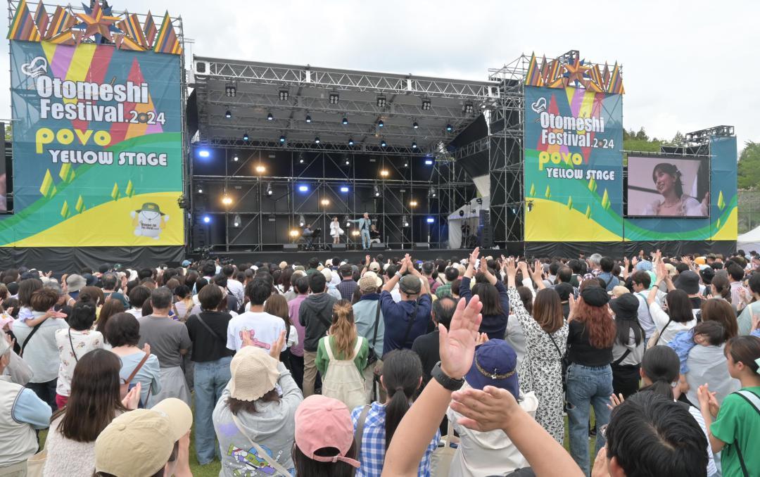 ヒット曲やカバー曲で盛り上がったMayJ.のステージ=石岡市野田(c)Otomeshi　Festival.2024
