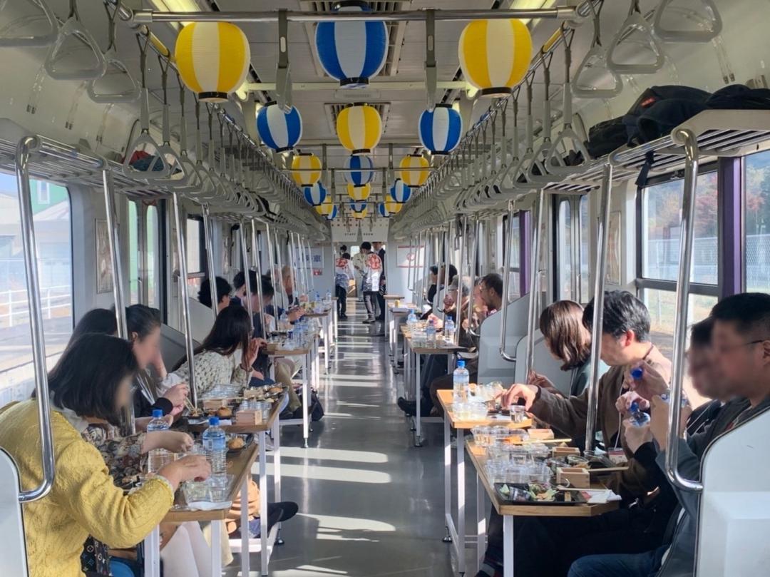 茨城デスティネーションキャンペーンで行われた、列車の中で地酒を楽しむイベント=2023年11月(水戸財務事務所提供)
