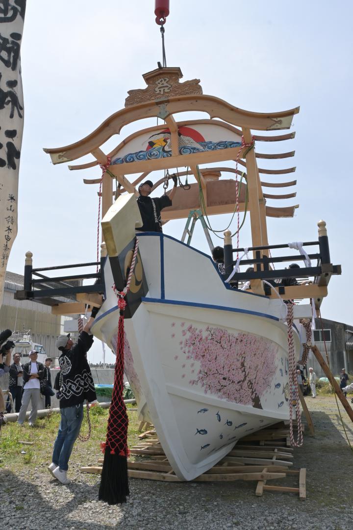 クレーンで御船置き場に移された祭事船=北茨城市大津町
