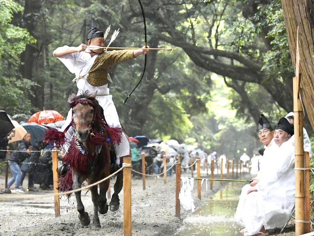 鹿島神宮の流鏑馬神事で、疾走する馬から的を狙う射手=鹿嶋市宮中
