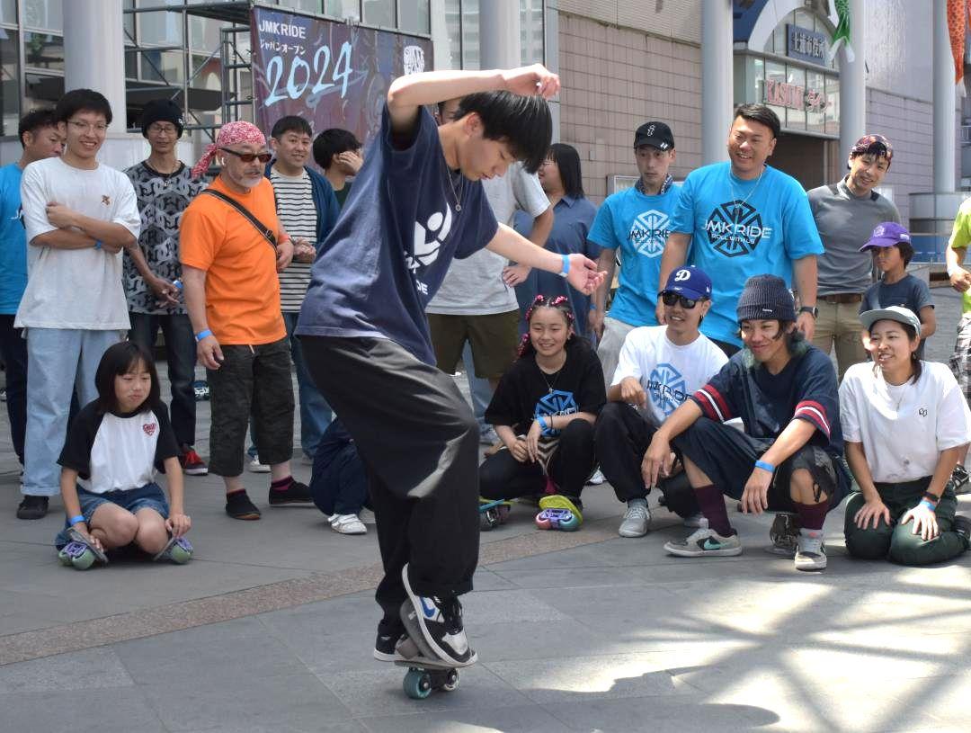 フリースケートの世界大会で技を競う参加者=土浦市大和町
