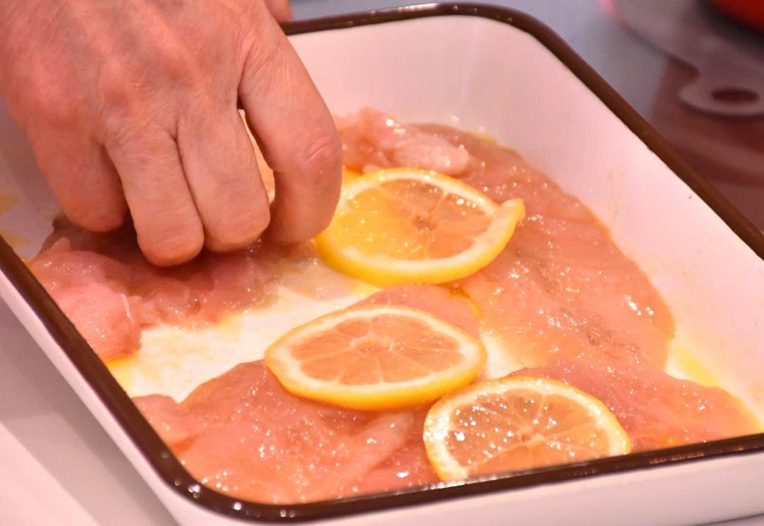 鶏ささみをハチミツとレモンなどで作ったマリネ液に漬ける
