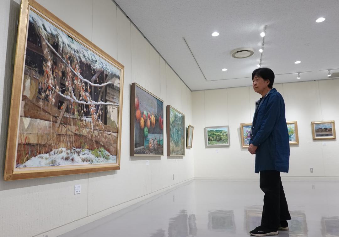 40点の洋画と日本画の作品が展示されている常土社美術展=笠間市石井
