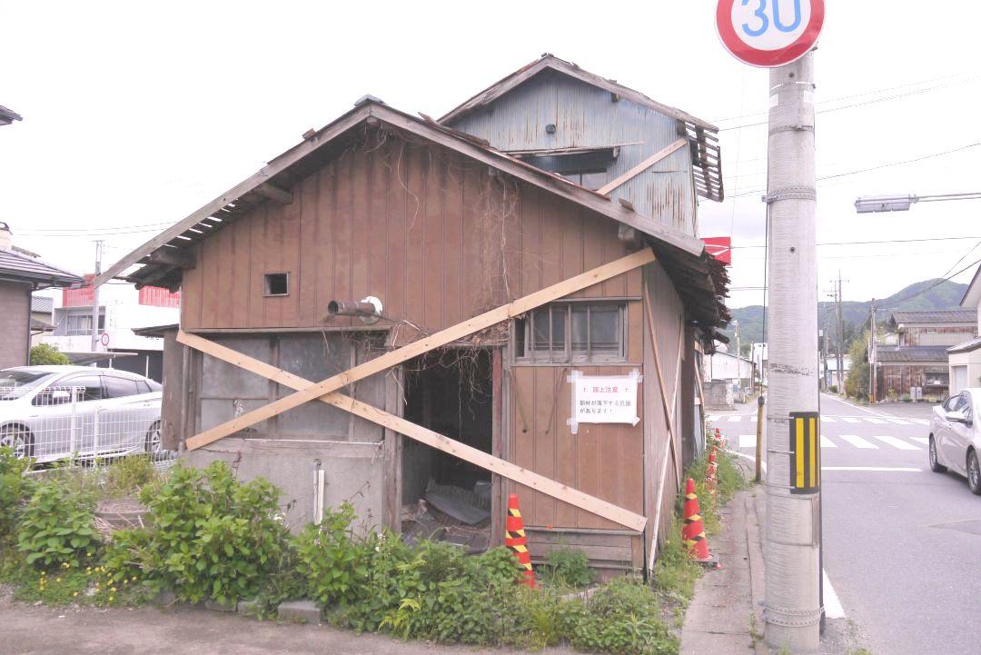 桜川市内で特定空き家に認定された木造住宅=同市西小塙
