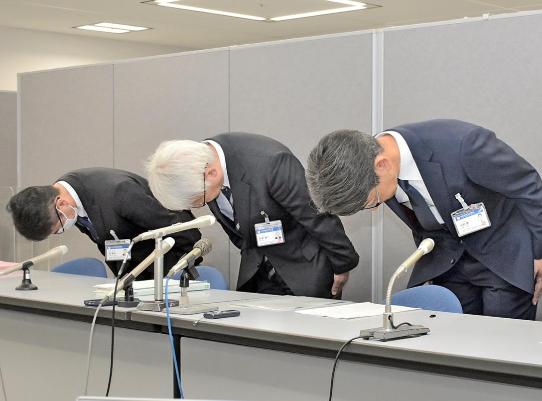県立医療大入試の出題ミスで5人が不合格となり、謝罪する阿部慎司学長(中央)=県庁