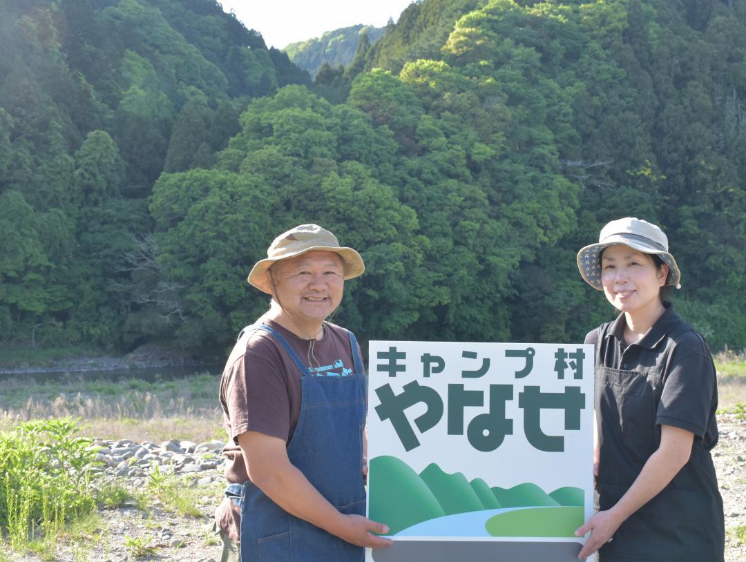 久慈川や山に面し、自然を満喫できる。代表の高橋聡さん(左)夫婦の温かい人柄も魅力=大子町頃藤
