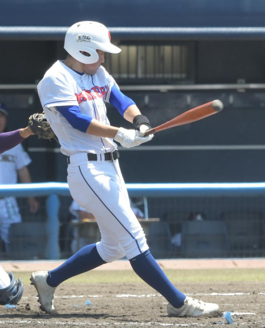 鹿島学園-樹徳　3回表鹿島学園1死満塁、諸徳寺が中前へ逆転の適時打を放つ=上毛新聞敷島球場
