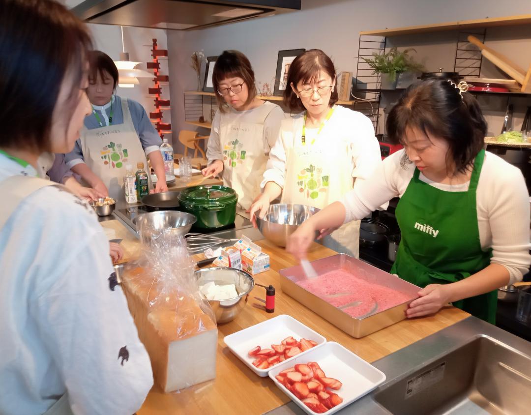 米粉入りの食パンを使ったデザート作りを教えるフジパンの栄養士、唐沢祥美さん(右端)=水戸市梅香
