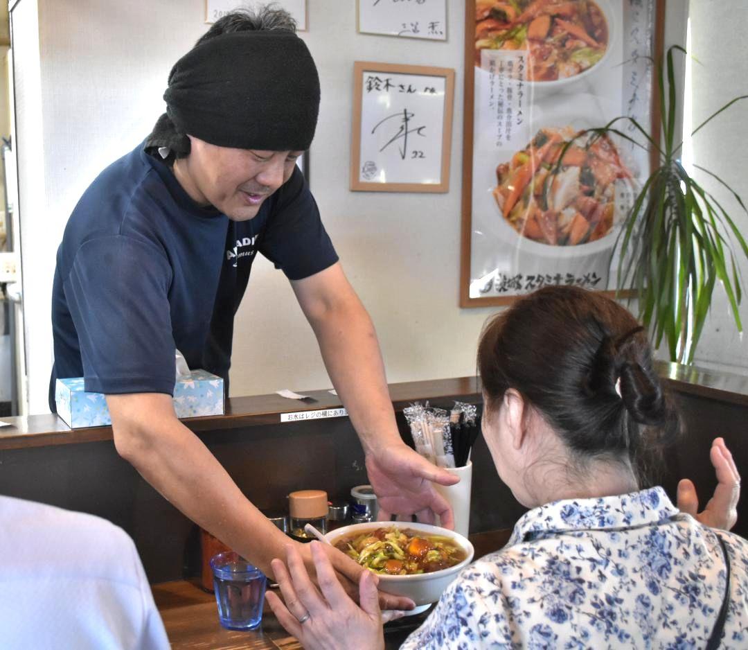 スタミナラーメンを提供する店主の鈴木輝夫さん=つくば市筑穂の「スタミナラーメン　がむしゃ」
