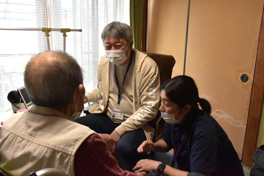 訪問診療に訪れた福江真隆医師(中央)と看護師=つくば市内
