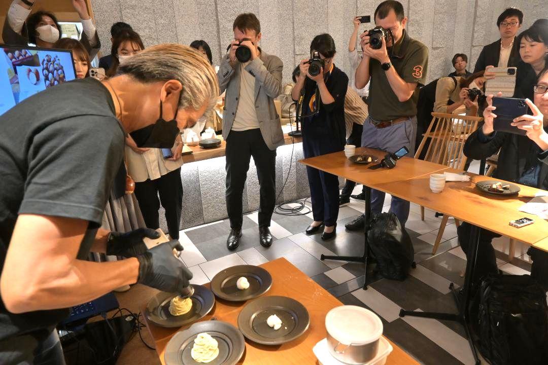 ケーキ「モンブラン」を作る様子を撮影する海外記者ら=2023年10月、東京都中央区
