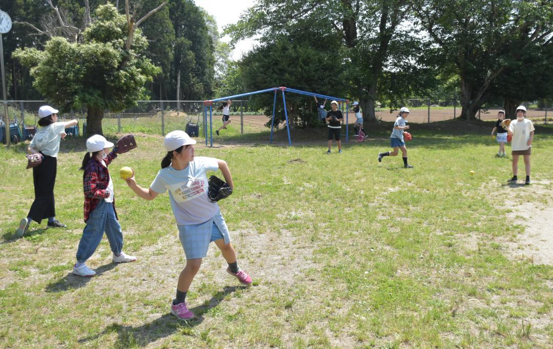 キャッチボールを楽しむ児童たち=茨城町大戸
