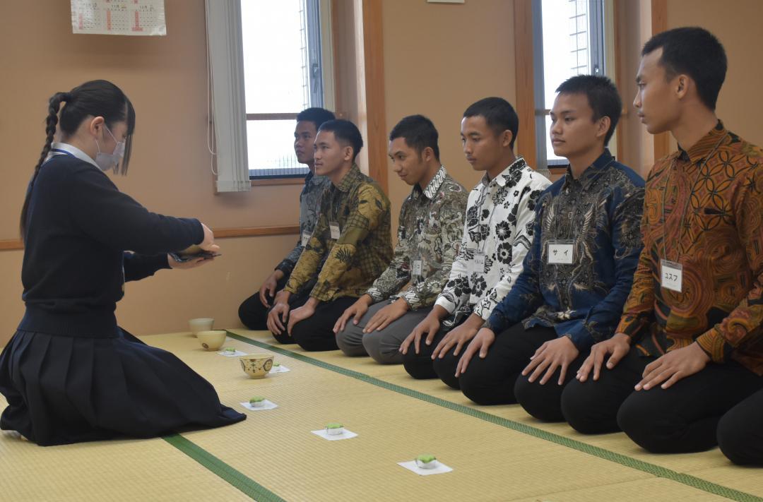 茶道を体験するインドネシアの技能実習生たち=神栖市波崎
