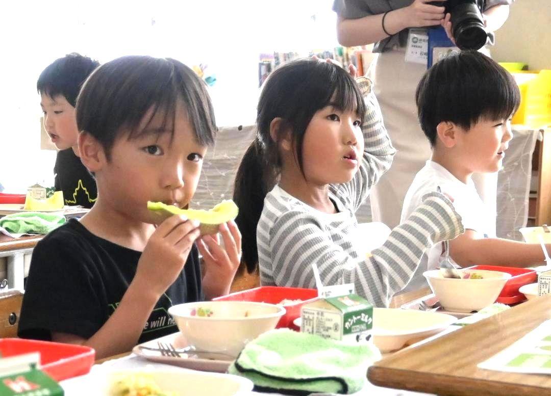 給食で提供された鉾田市産のメロンを食べる市立旭南小の児童=同市樅山
