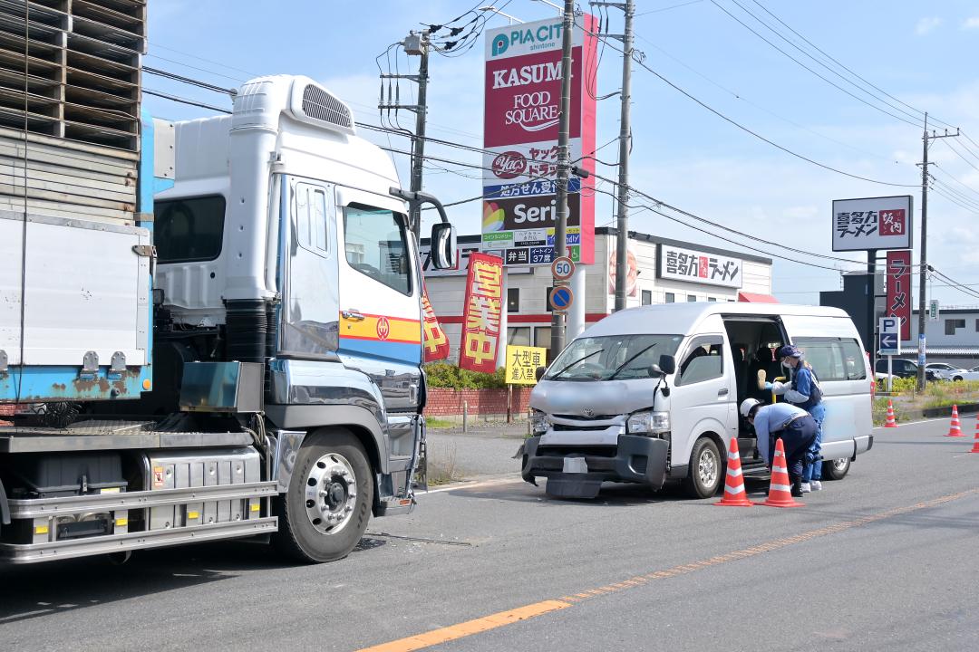 稲敷市の国道で送迎車と大型トラックが正面衝突
