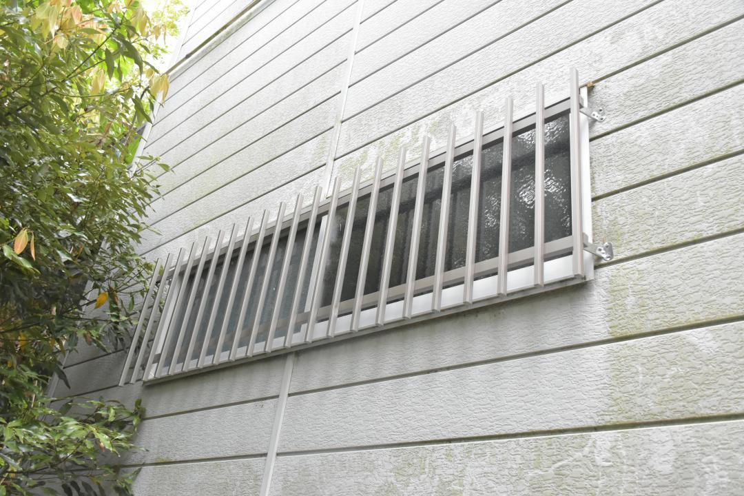 侵入防止のため新たに設置された窓枠の面格子=水戸市小泉町
