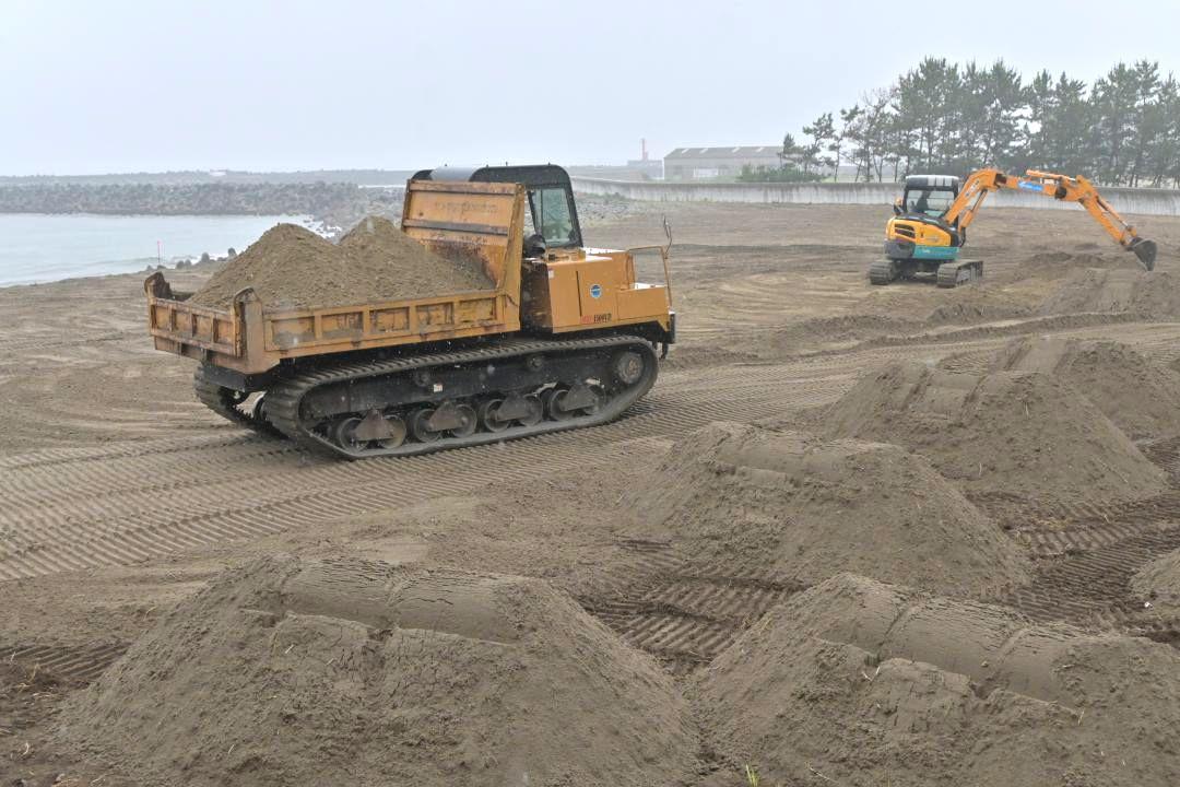 砂浜の復旧作業が進む会瀬海水浴場=日立市相賀町

